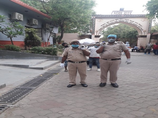 മരിച്ചയാളുടെ ബന്ധുക്കളെത്തിയില്ല; മതാചാരപ്രകാരം സംസ്​കാരം നടത്തി ഡൽഹി പൊലീസ്​